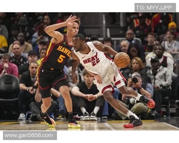 老鹰与独行侠对决分析球队状态战术特点及关键球员表现解析